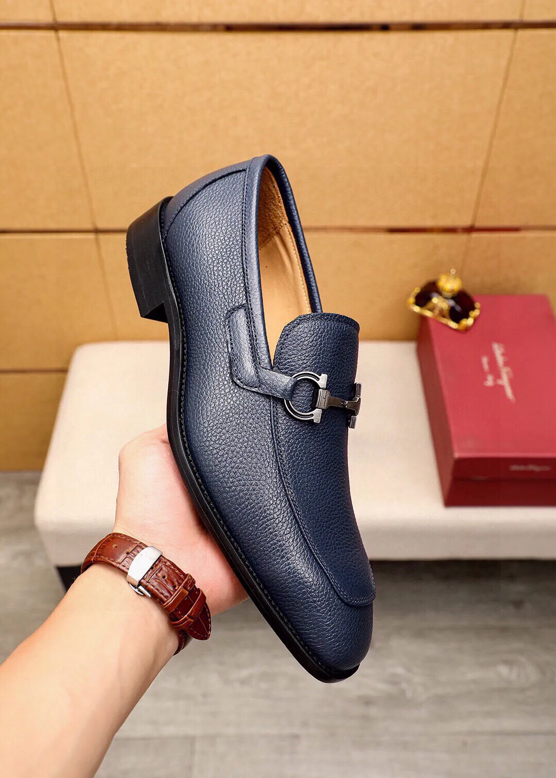 Men's shoes 💰460 💐 Product trademark: Ferragamo "Ferragamo" casual leather shoes Regular size: 38-44 (45🉑️customized) Product materials: Selected imported first-layer pebbled cowhide leather upper + luxury hardware buckle, imported water-dyed cowhide leather lining. Strong three-dimensional visual effect, original outsole Color: 3⃣️colors available